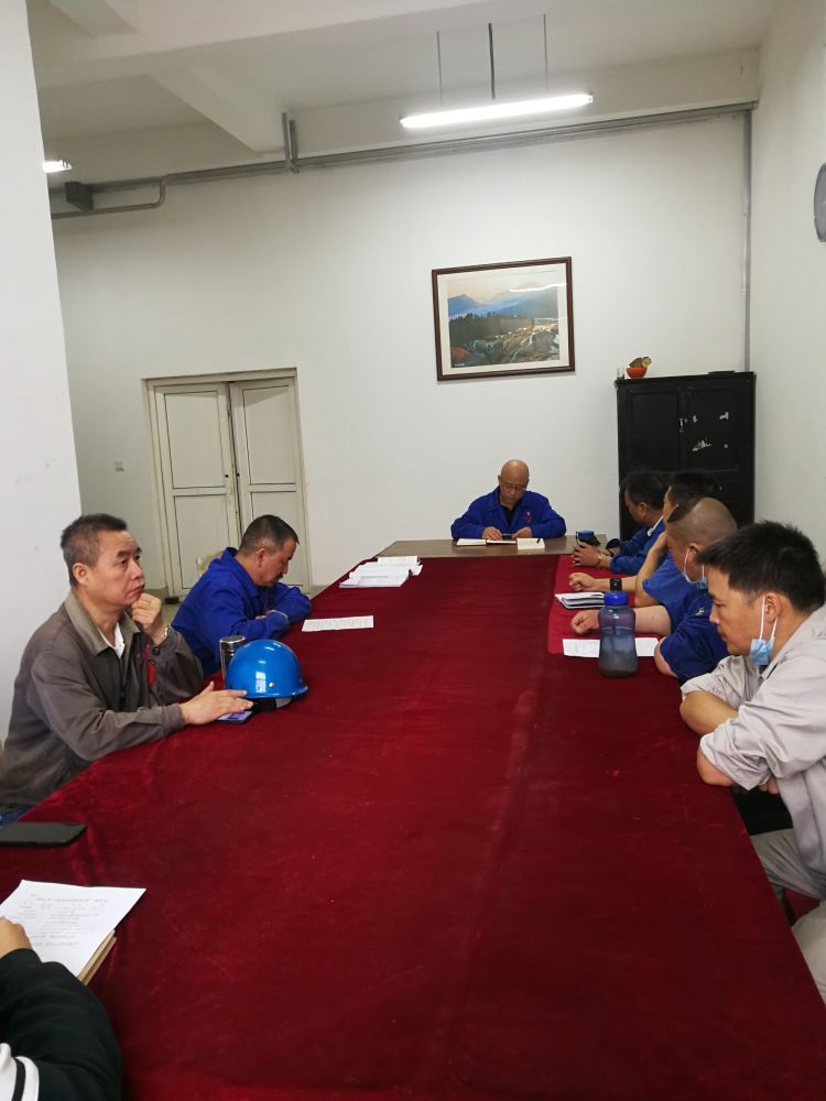 機(jī)加裝配黨支部召開全體黨員大會(huì)，組織主題教育學(xué)習(xí)。