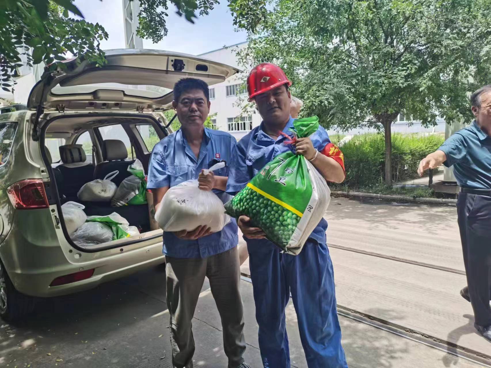 給一線生產(chǎn)車間和工地職工購買了一批白糖、綠豆等防暑降溫品送到了車間工地